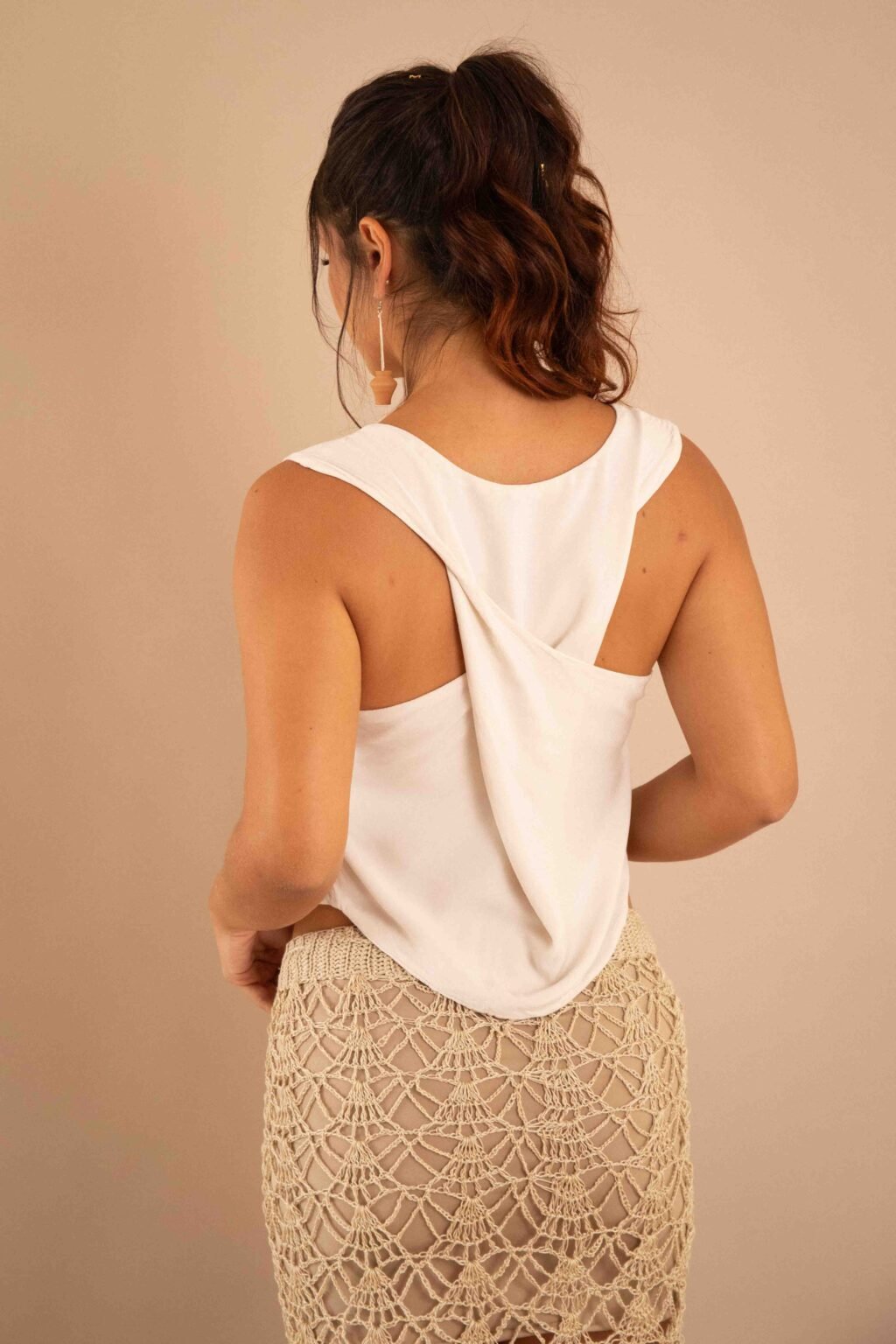 Top blanco sin mangas, con cuello en V, 100% algodón.
