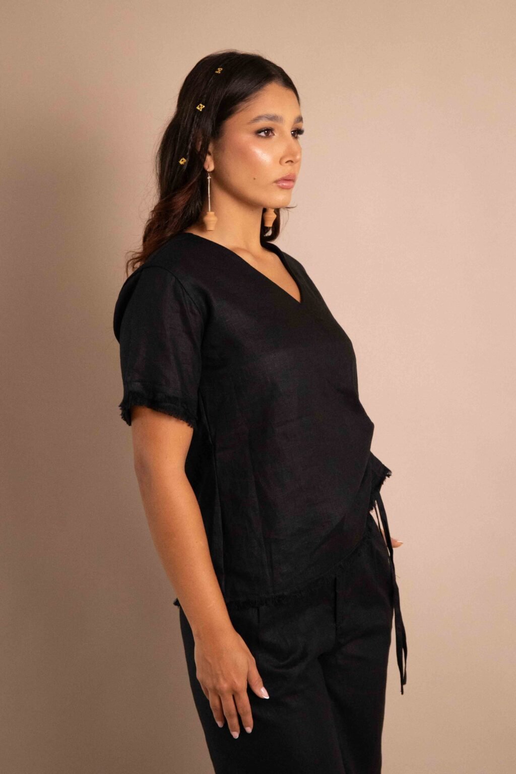 Top Serenidad de lino color crudo con drapeado ajustable y bordes deshilados.