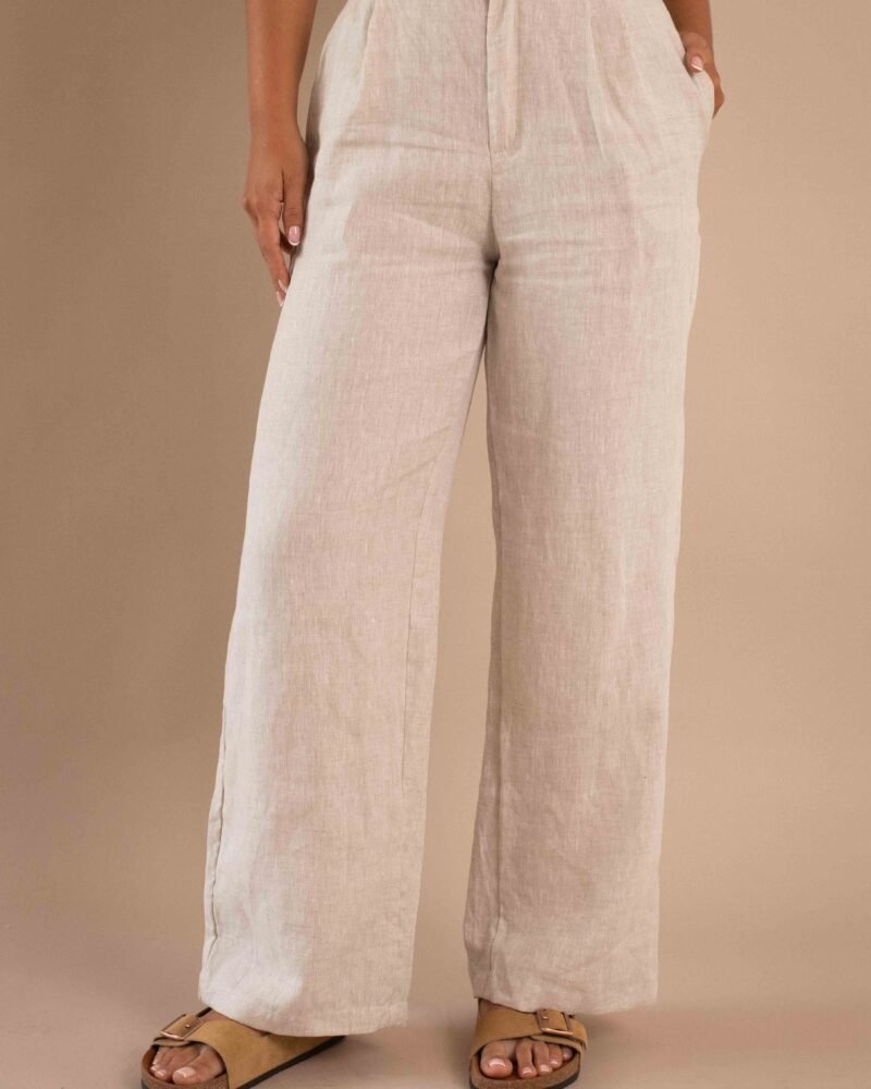 Modelo vistiendo el Pantalón Serenidad de lino para mujer color natural con bota ancha.
