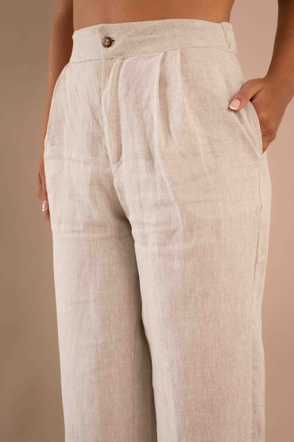 Pantalón Serenidad de lino para mujer color natural con bota ancha.