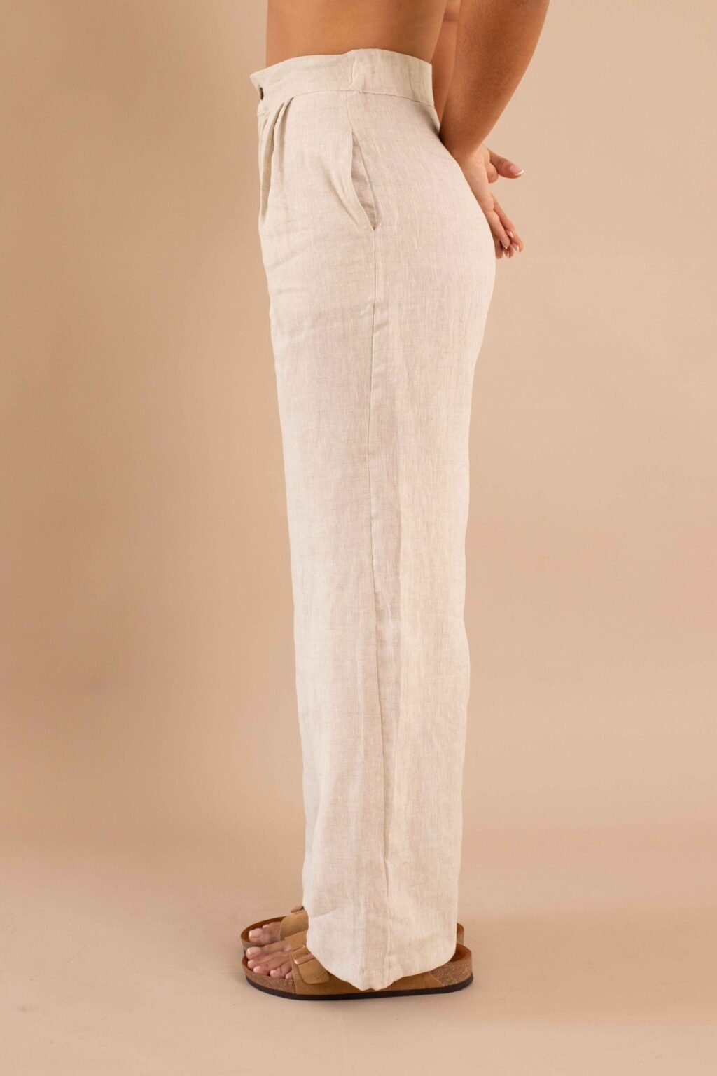 Pantalón Serenidad de lino para mujer color natural con bota ancha.