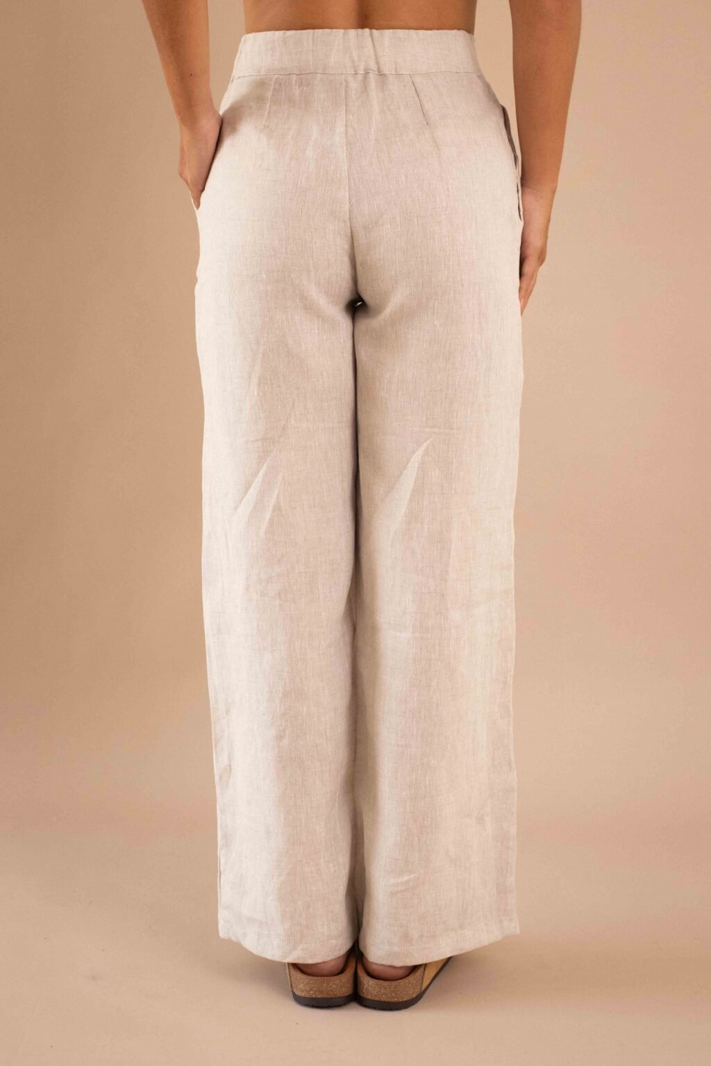 Pantalón Serenidad de lino para mujer color natural con bota ancha.