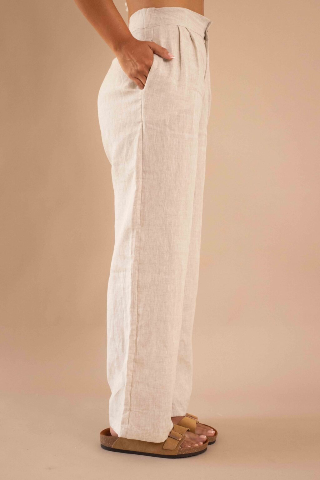 Pantalón Serenidad de lino para mujer color natural con bota ancha.
