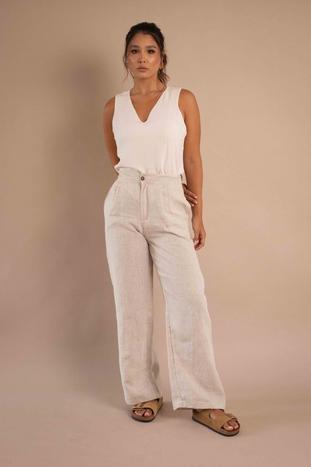 Pantalón Serenidad de lino para mujer color natural con bota ancha.
