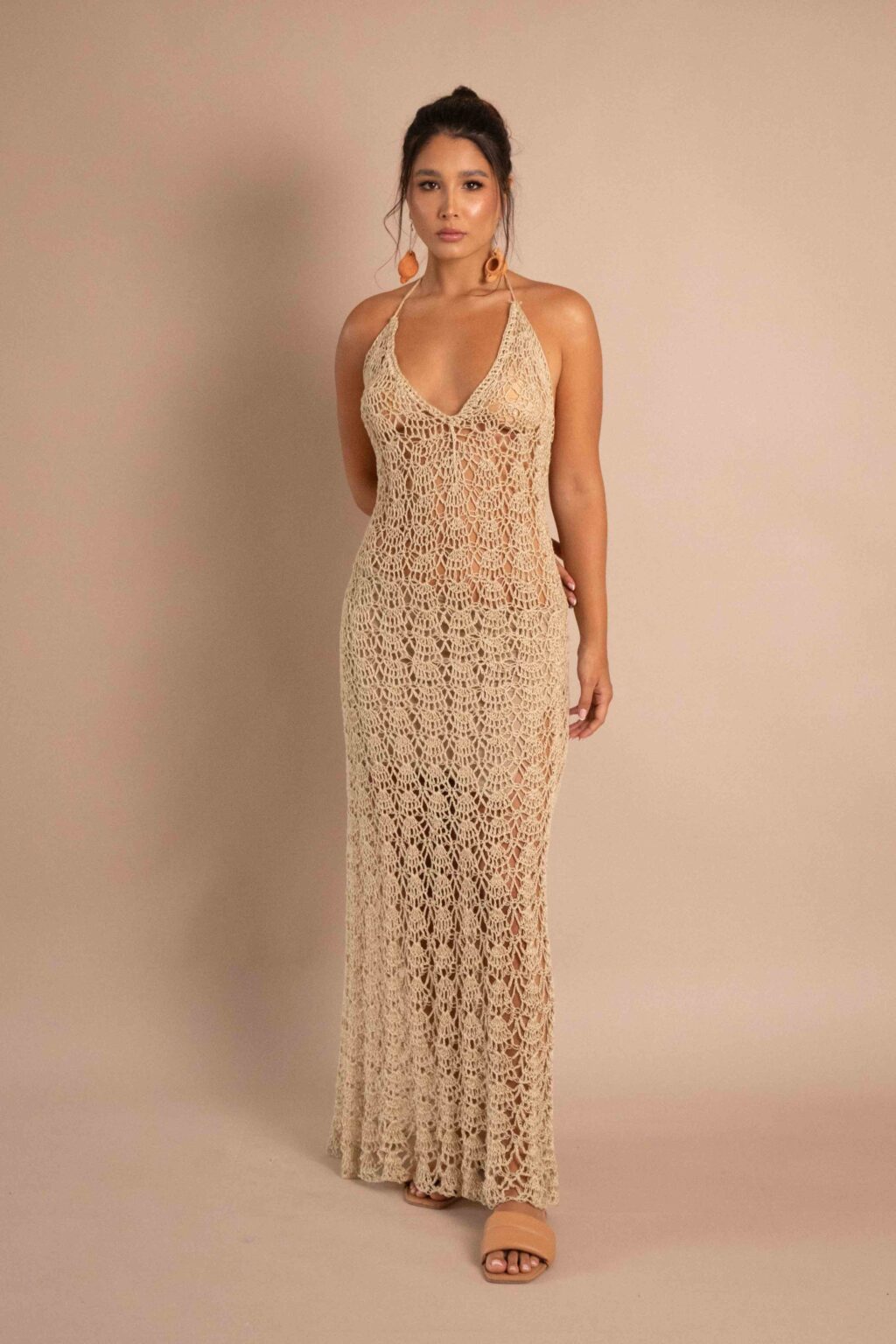Vestido Unión largo de tejido crochet color natural con cuello halter y espalda descubierta