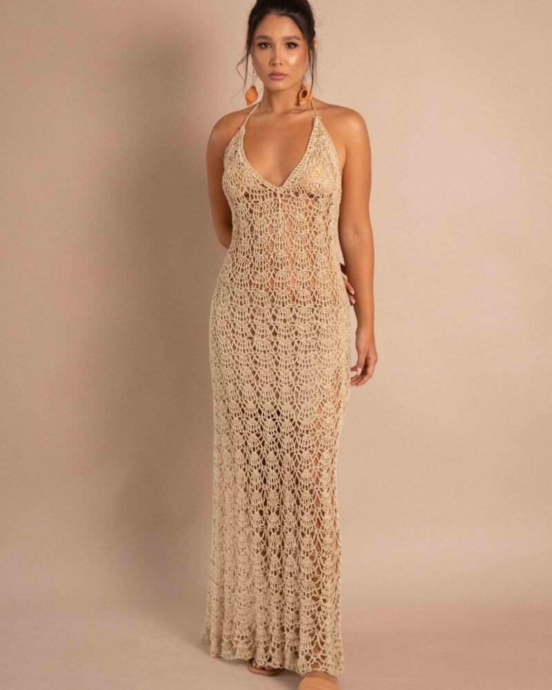Vestido Unión largo de tejido crochet color natural con cuello halter y espalda descubierta