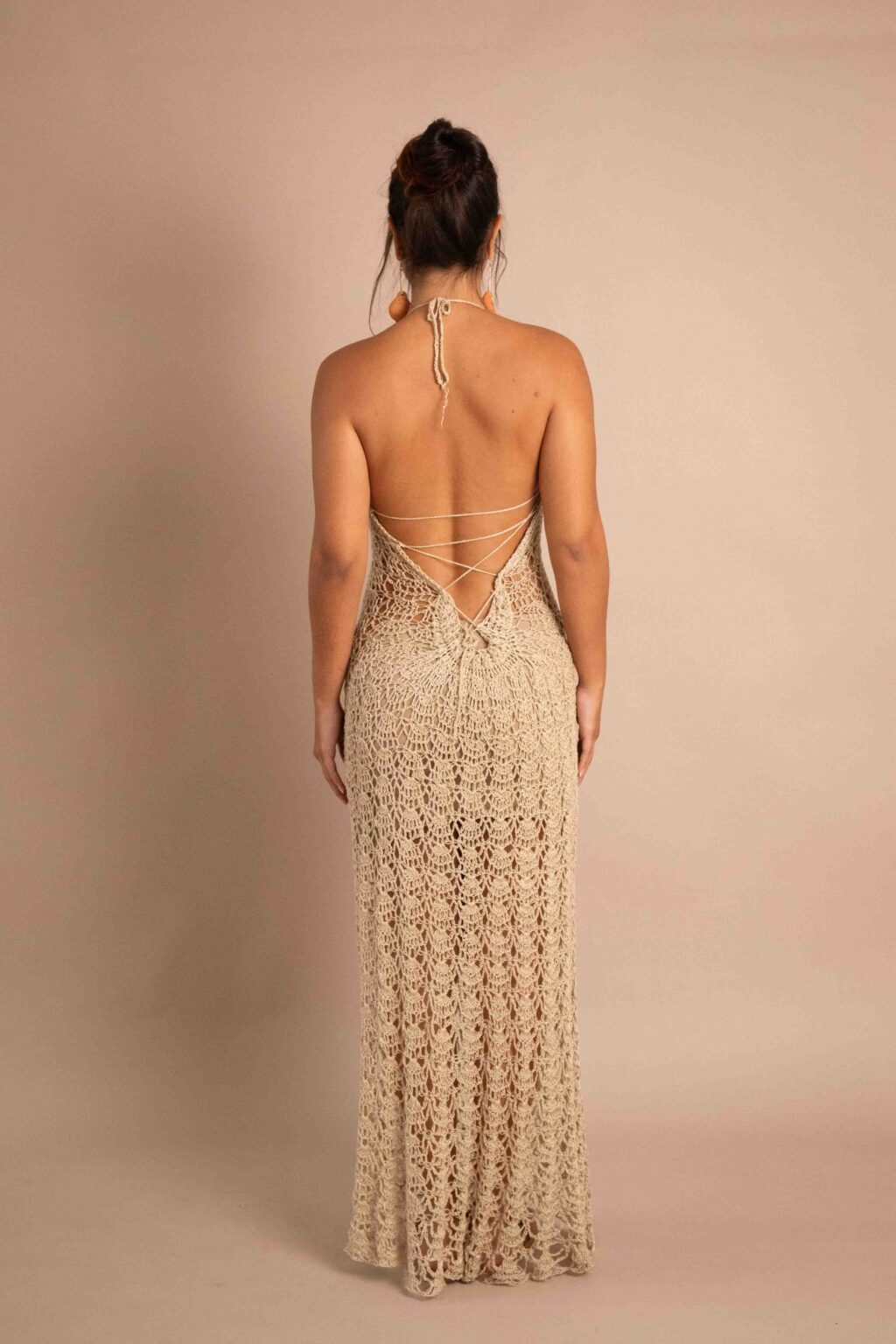 Vestido Unión largo de tejido crochet color natural con cuello halter y espalda descubierta