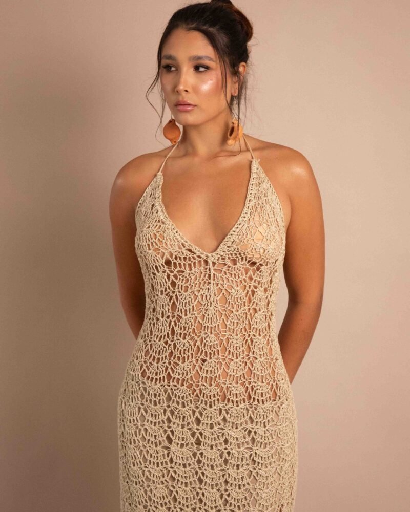 Vestido Unión largo de tejido crochet color natural con cuello halter y espalda descubierta