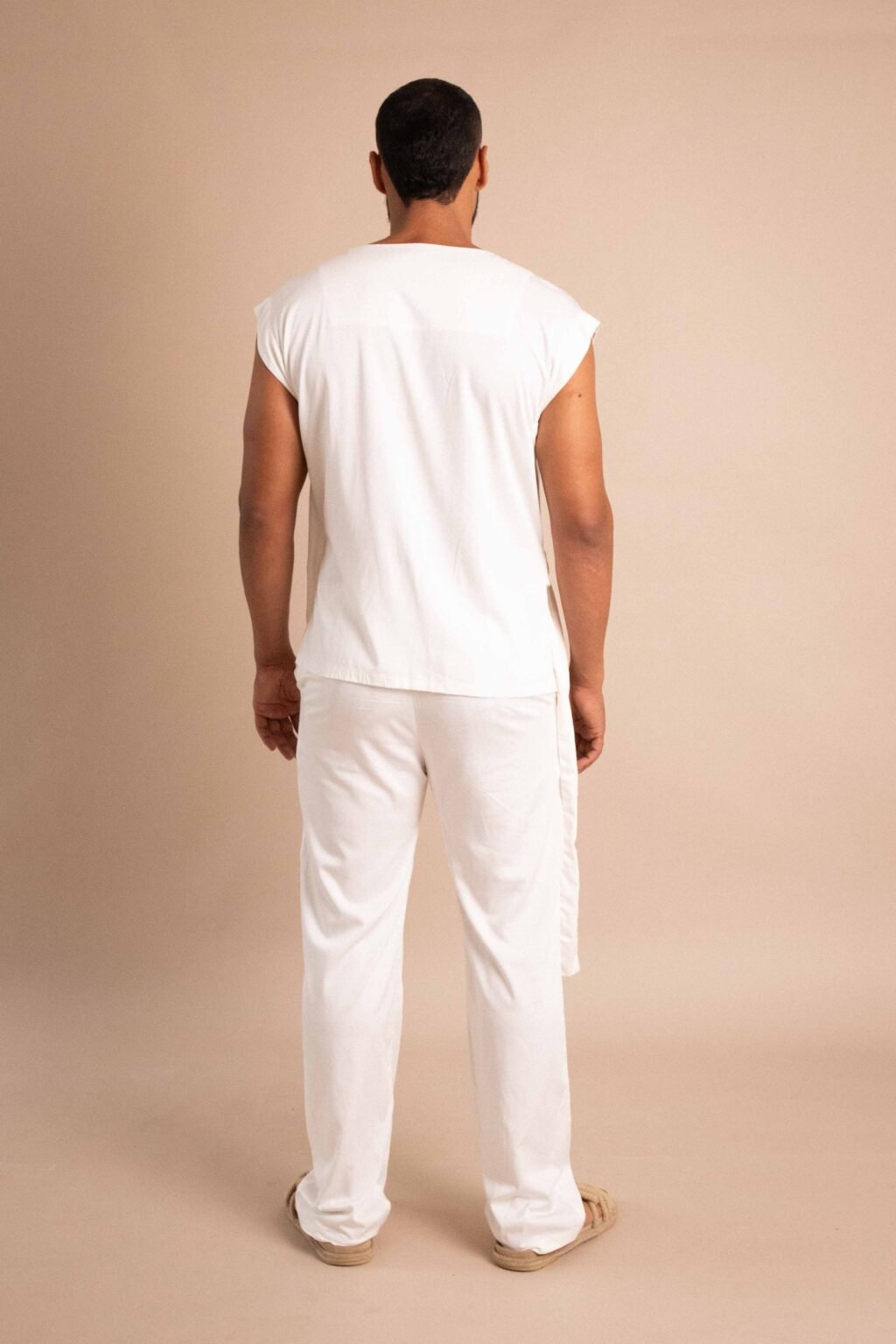 Set Amanecer color blanco de Fratelli, con chaleco anudado en costado y pantalón.