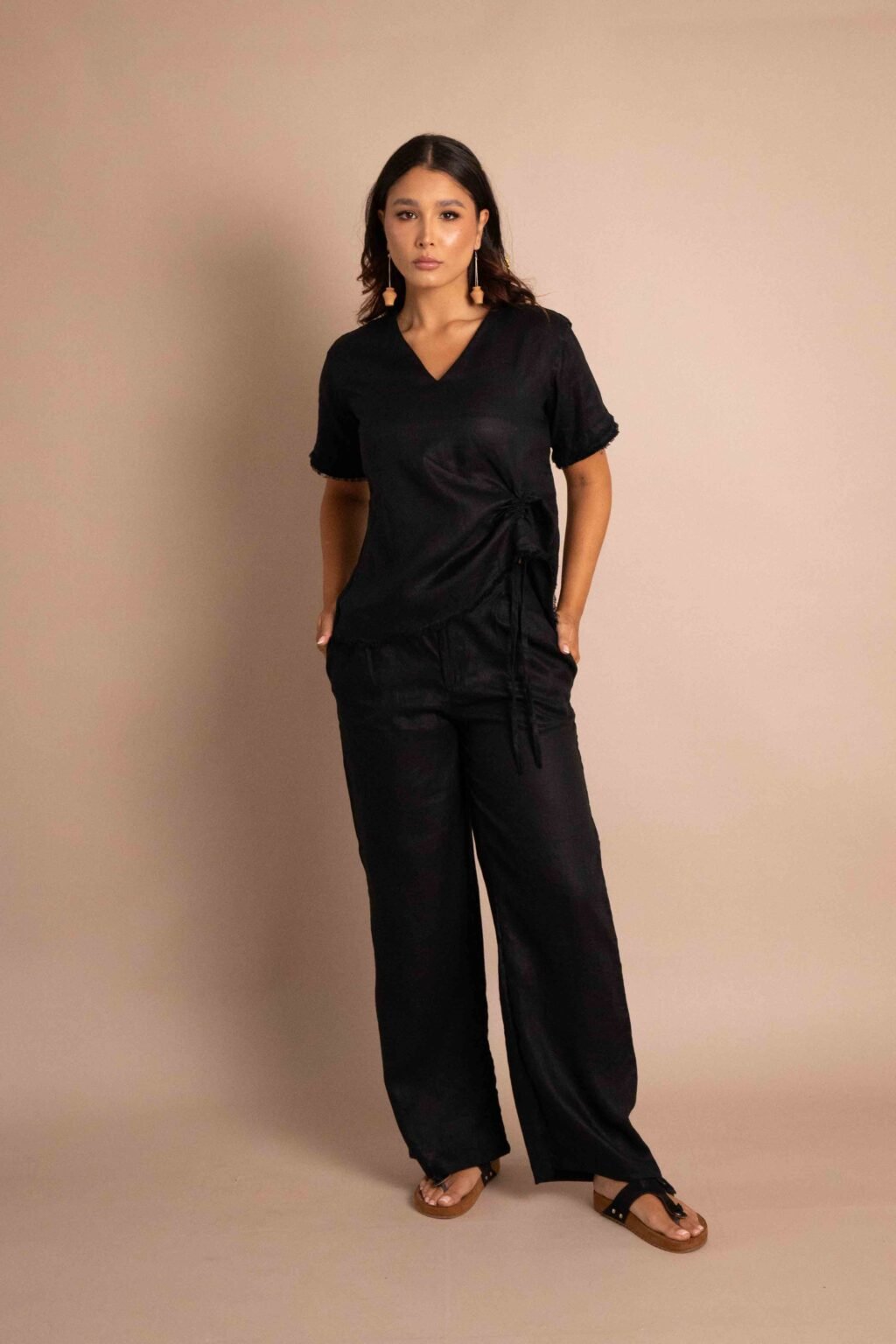 Pantalón Serenidad de lino para mujer color natural con bota ancha.