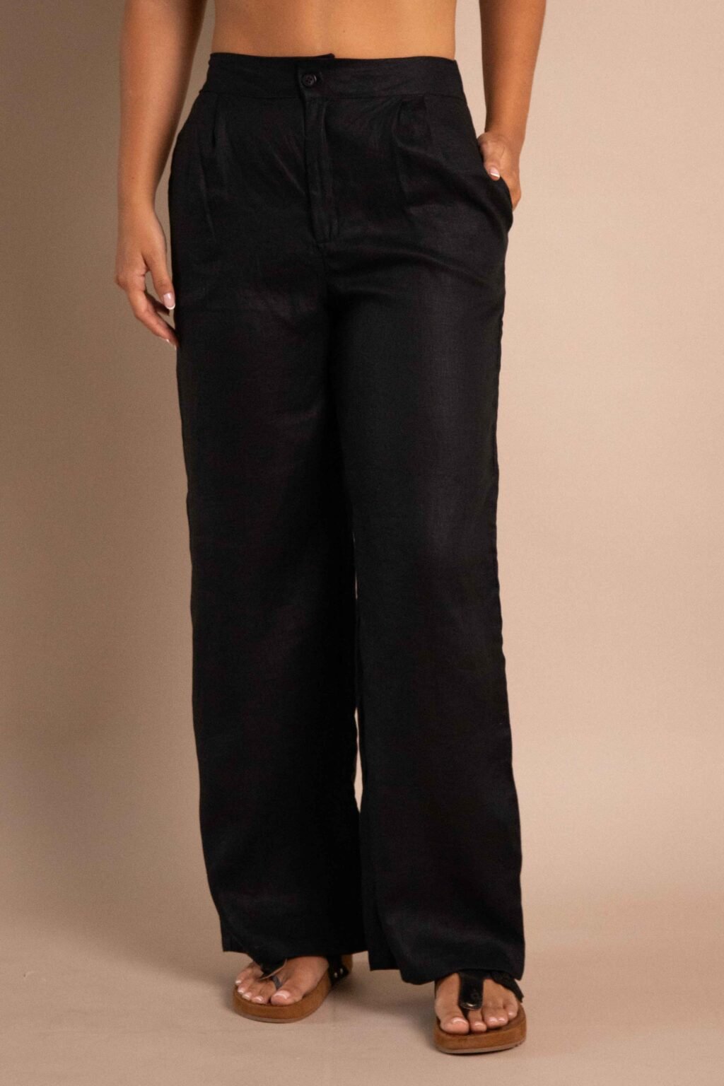Pantalón Serenidad de lino para mujer color natural con bota ancha.