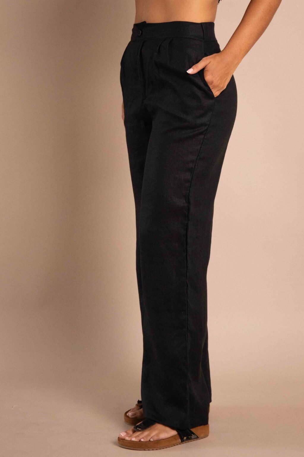 Pantalón Serenidad de lino para mujer color natural con bota ancha.