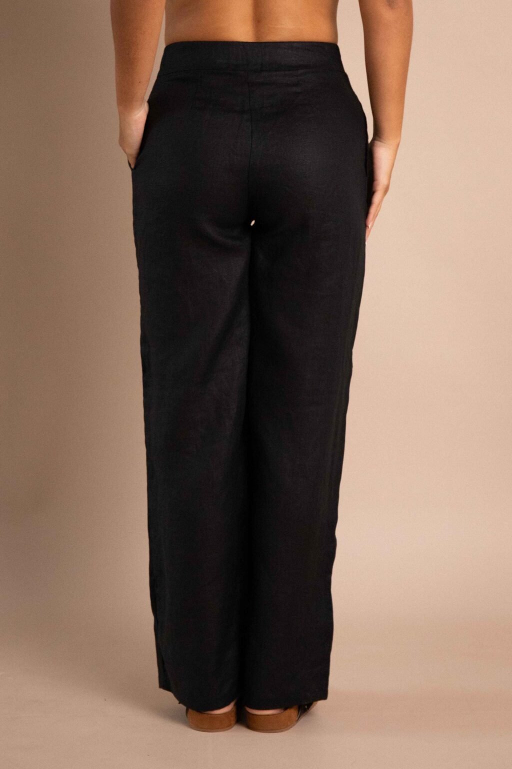 Pantalón Serenidad de lino para mujer color natural con bota ancha.