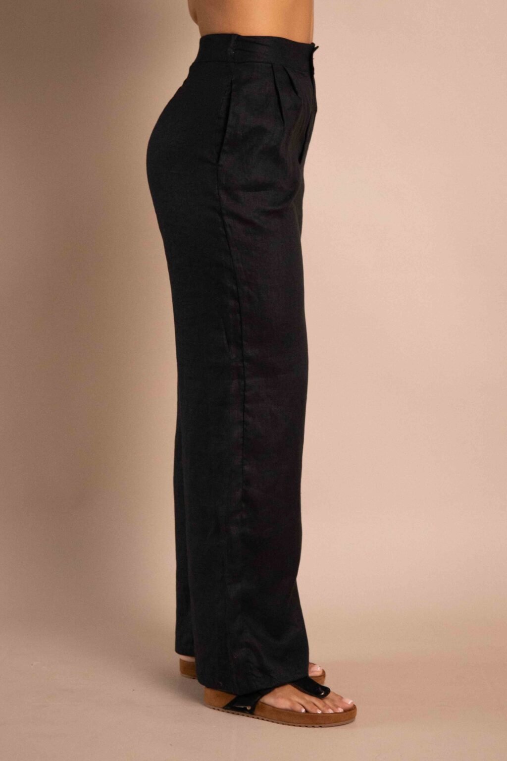 Pantalón Serenidad de lino para mujer color natural con bota ancha.