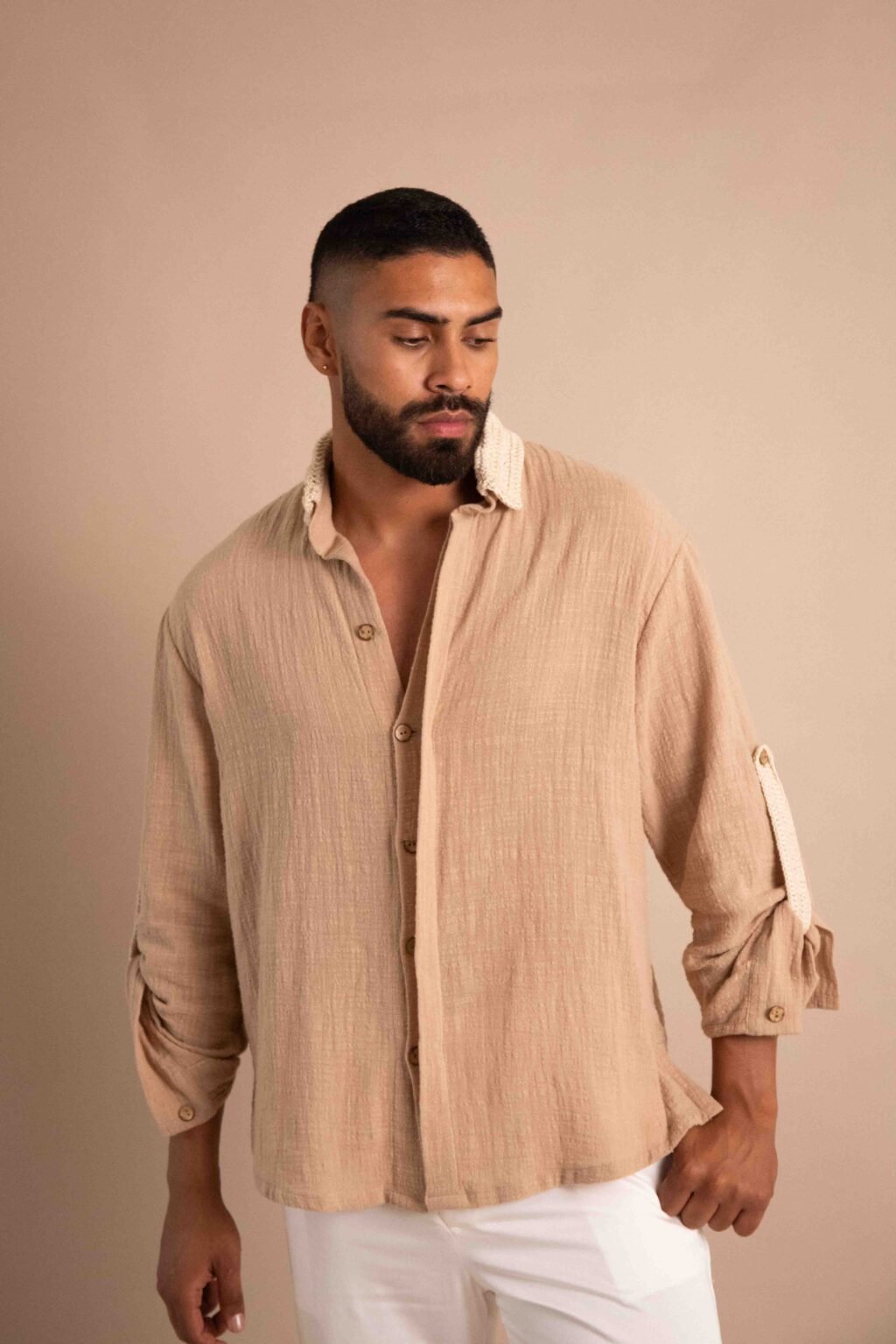 Camisa Barro color arcilla, con cuello tejido artesanal y botonadura escondida.