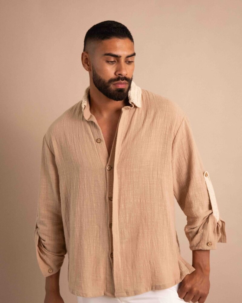 Camisa Barro color arcilla, con cuello tejido artesanal y botonadura escondida.