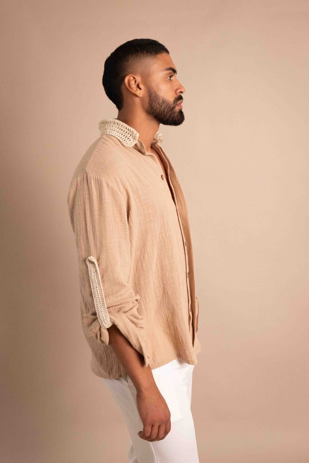 Camisa Barro color arcilla, con cuello tejido artesanal y botonadura escondida.