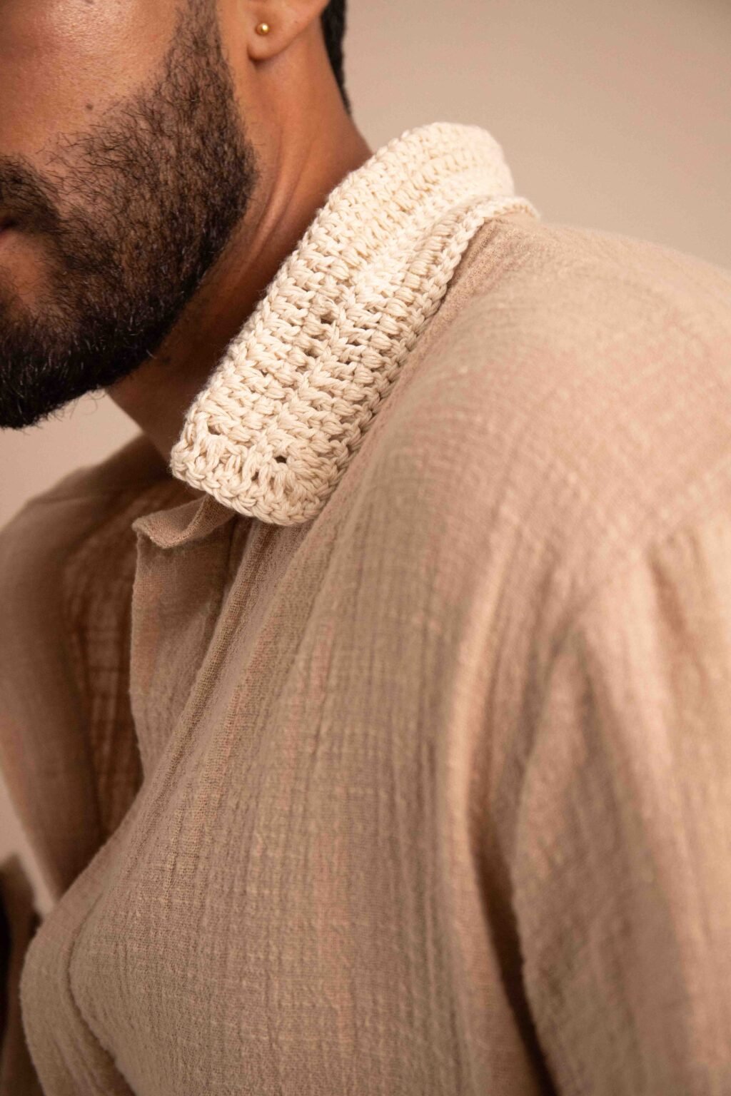 Camisa Barro color arcilla, con cuello tejido artesanal y botonadura escondida.
