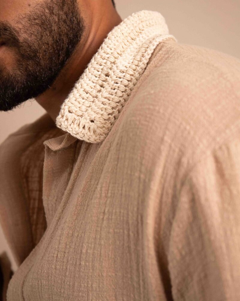 Camisa Barro color arcilla, con cuello tejido artesanal y botonadura escondida.