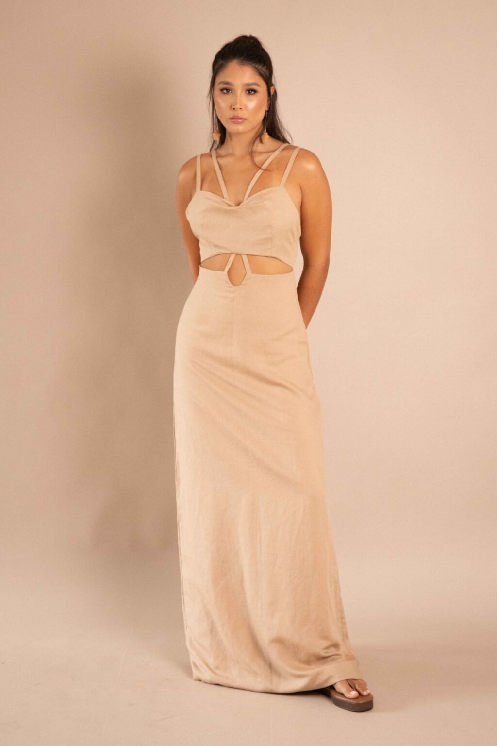 Vestido Lazos de tencel y lino color natural, con tiras cruzadas en escote y detalle cut-out