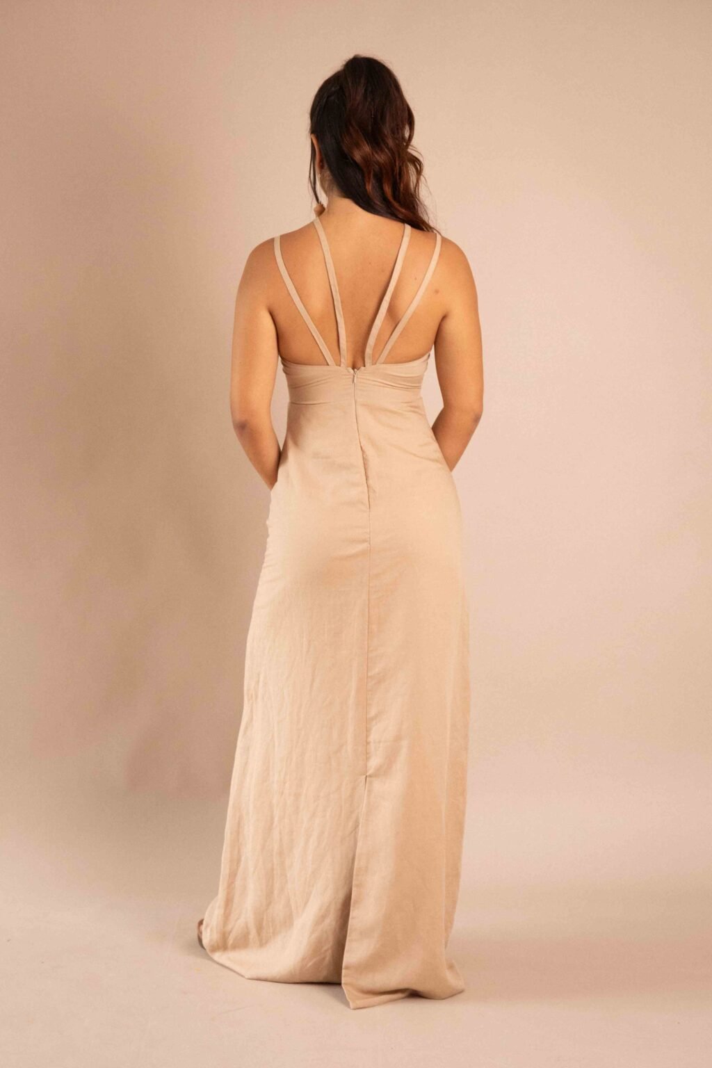 Vestido Lazos de tencel y lino color natural, con tiras cruzadas en escote y detalle cut-out