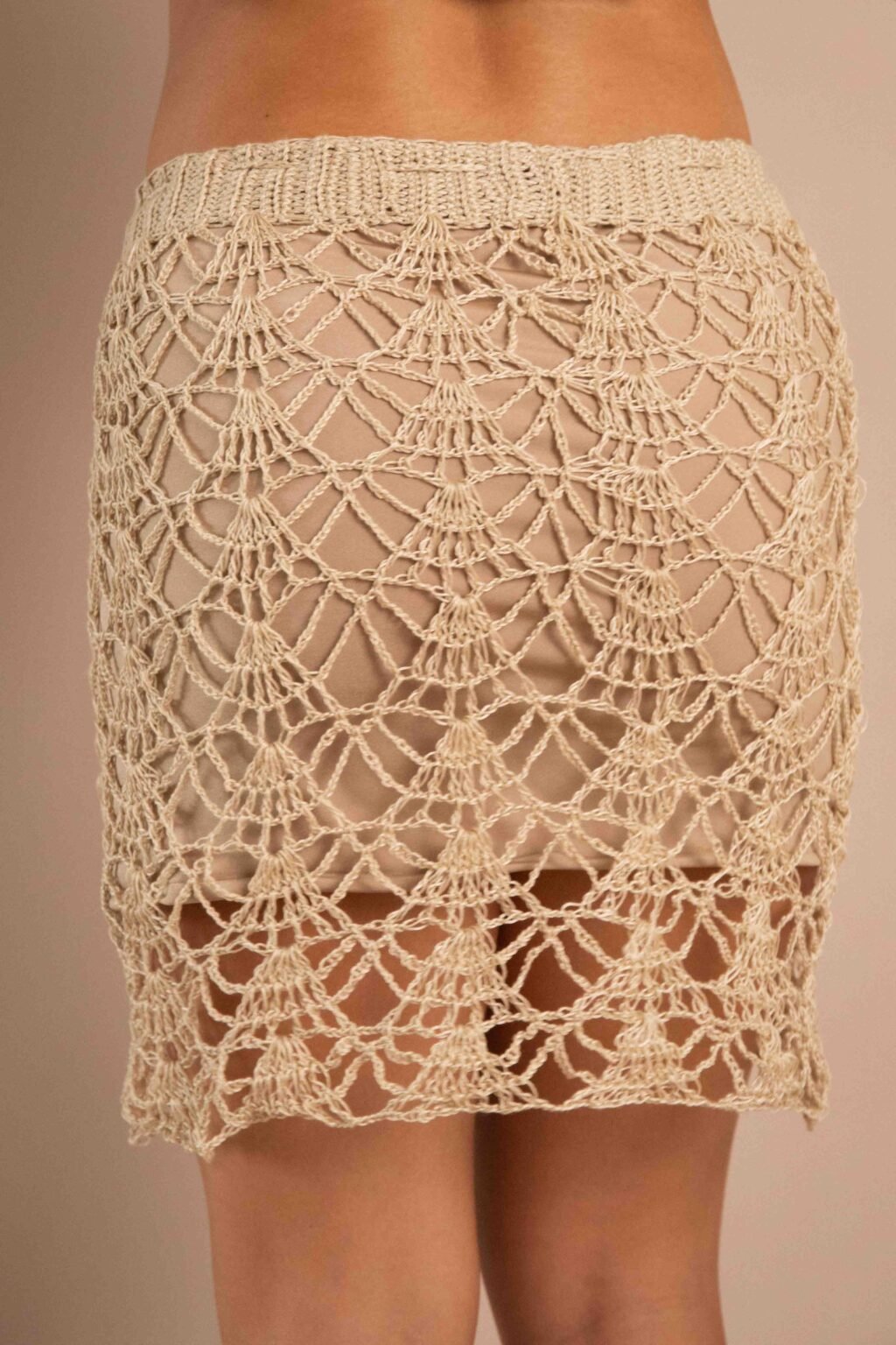 Falda Espíritu corta de crochet color arena para mujer, con diseño calad