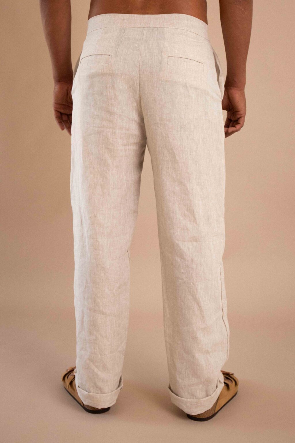 Pantalón Tierra, pantalón de lino para hombre color natural con cinturón.