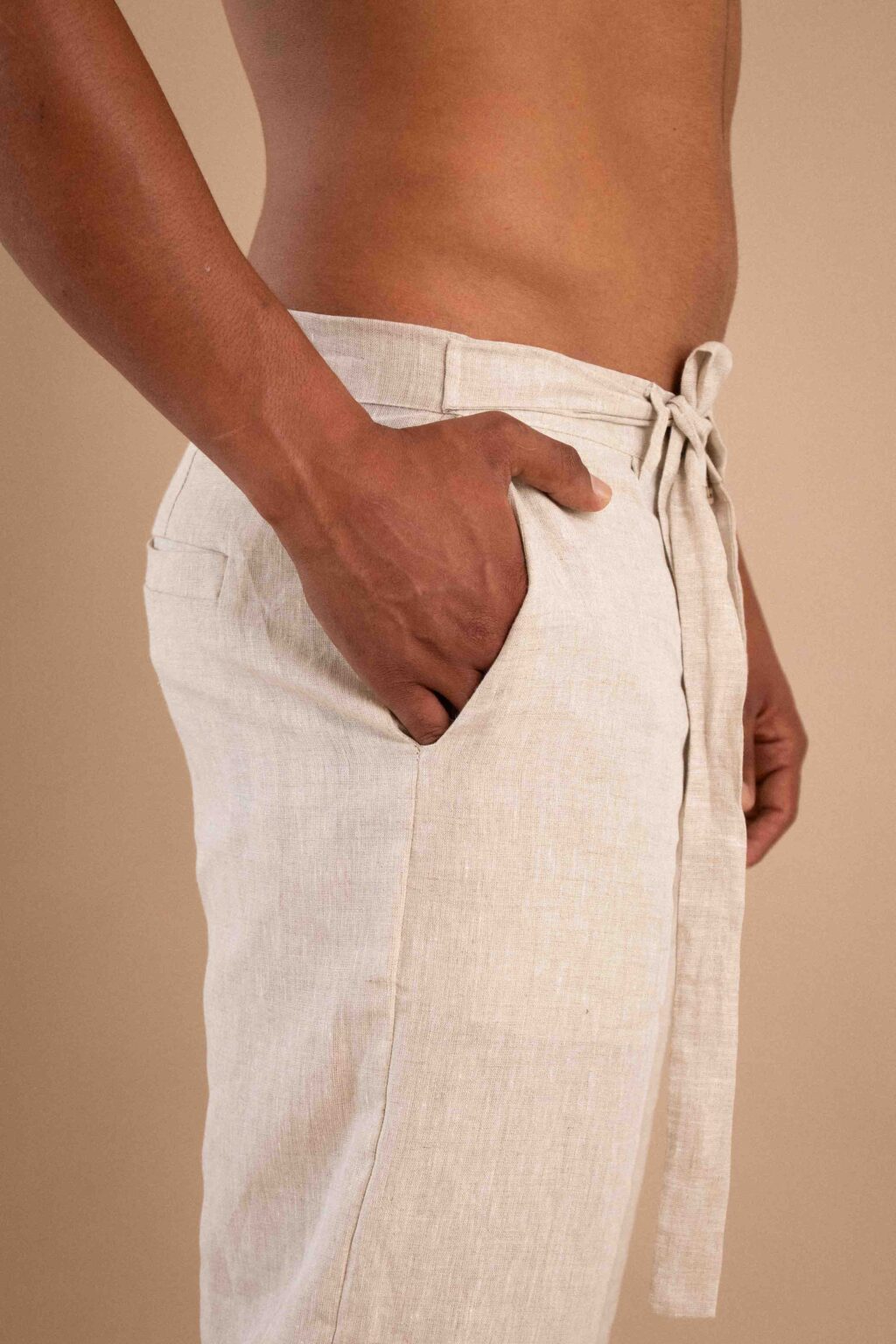 Pantalón Tierra, pantalón de lino para hombre color natural con cinturón.
