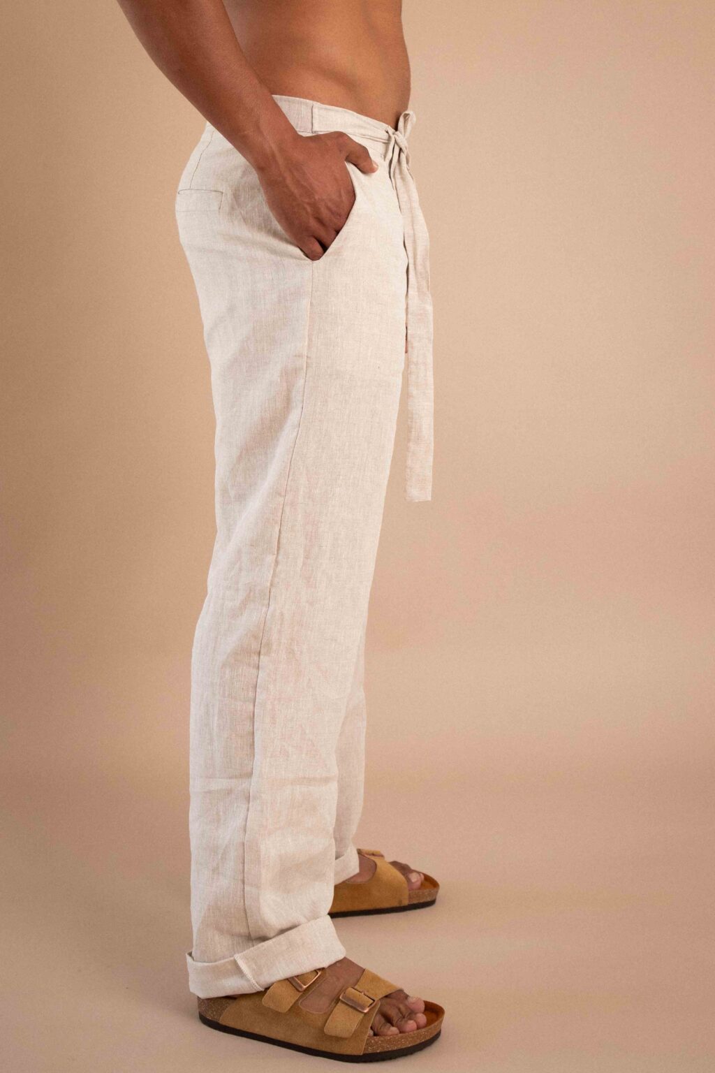 Pantalón Tierra, pantalón de lino para hombre color natural con cinturón.