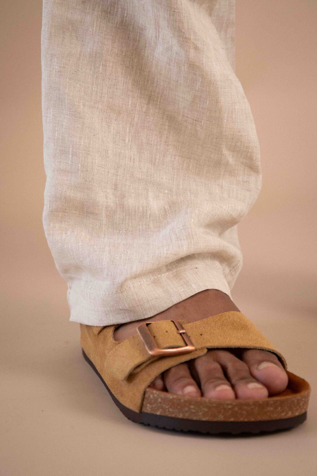 Pantalón Tierra, pantalón de lino para hombre color natural con cinturón.