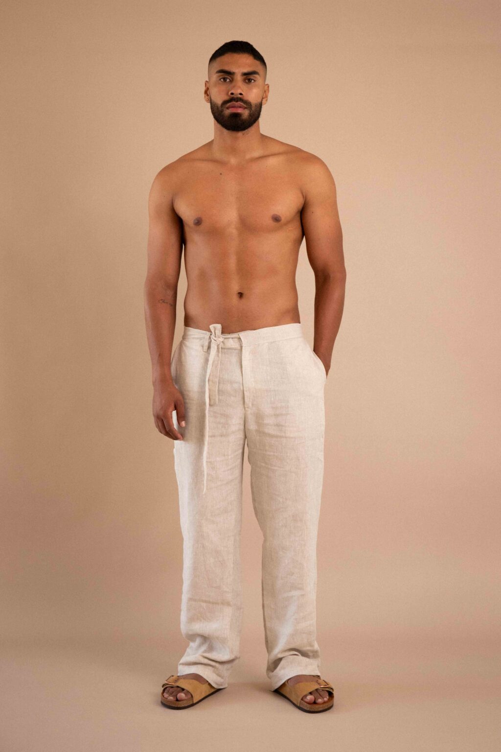 Pantalón Tierra, pantalón de lino para hombre color natural con cinturón.