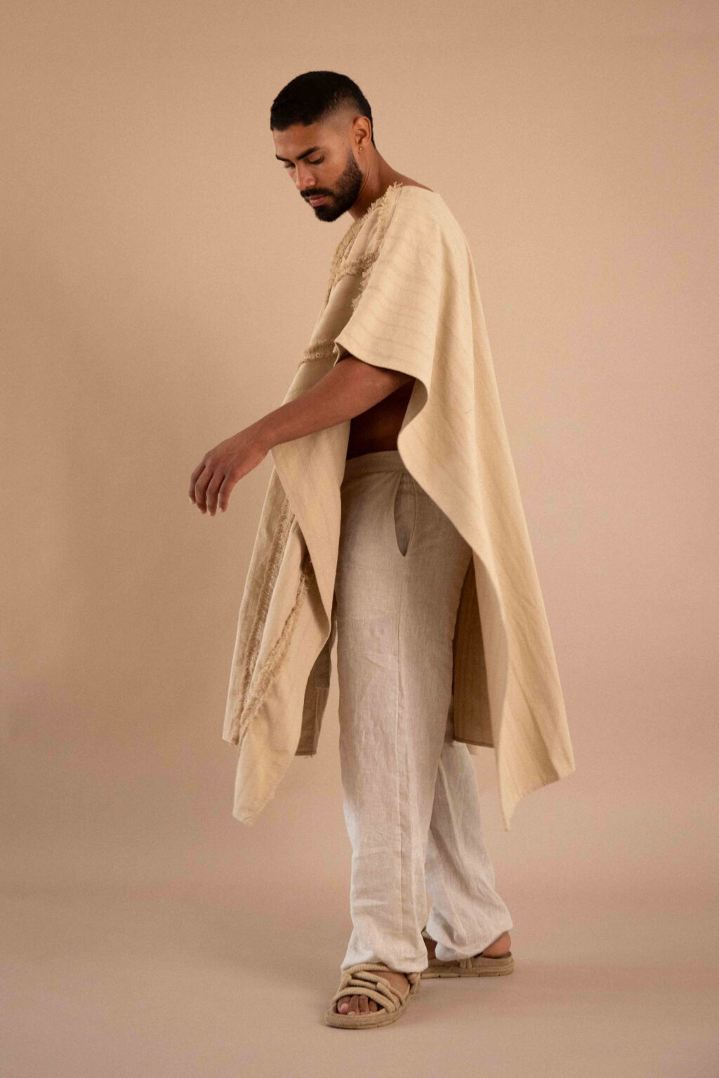 Túnica Comienzo de algodón color natural, con detalles deshilados en el frente y mangas amplias.