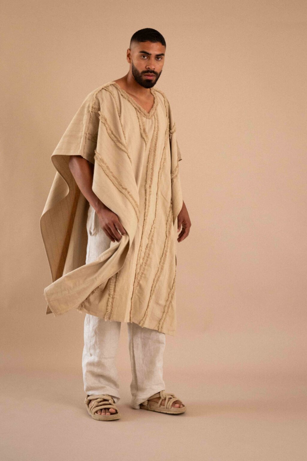 Túnica Comienzo de algodón color natural, con detalles deshilados en el frente y mangas amplias.