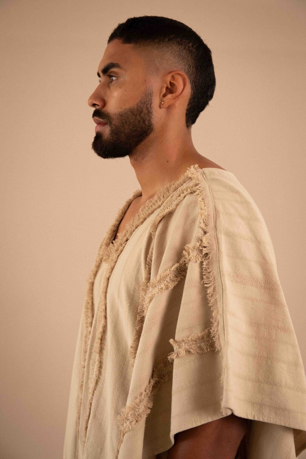 Túnica Comienzo de algodón color natural, con detalles deshilados en el frente y mangas amplias.