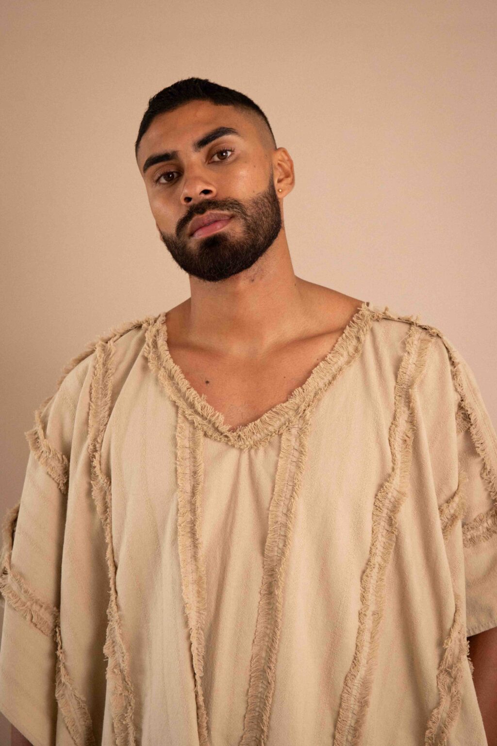 Túnica Comienzo de algodón color natural, con detalles deshilados en el frente y mangas amplias.