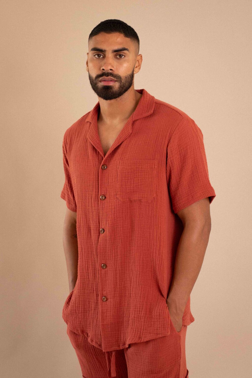 Set Huellas, conjunto de algodón texturizado color rojo