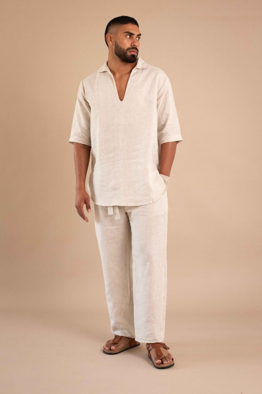 Camisa Tierra de lino color natural, con cuello en V y mangas 3/4.