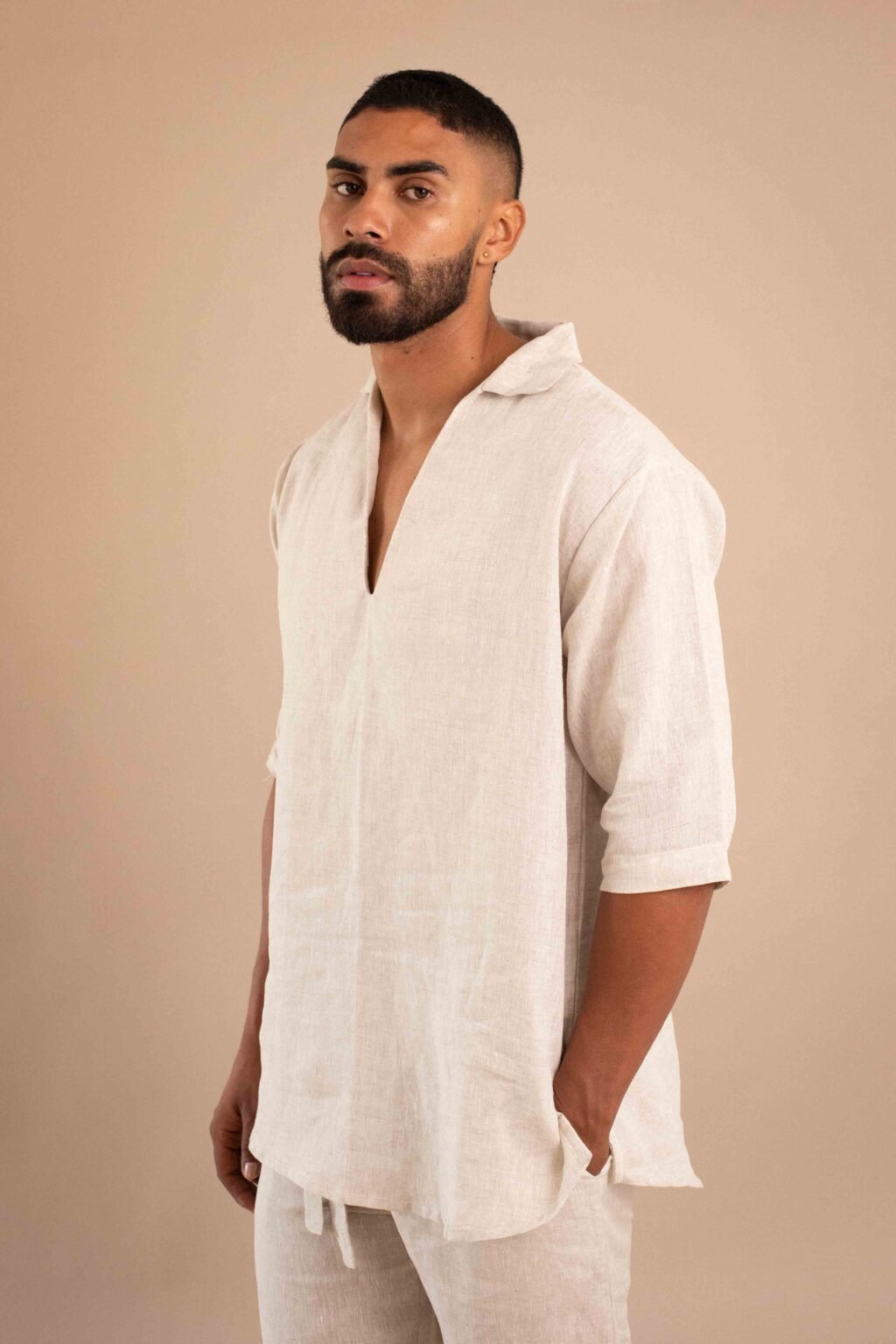 Camisa Tierra de lino color natural, con cuello en V y mangas 3/4.