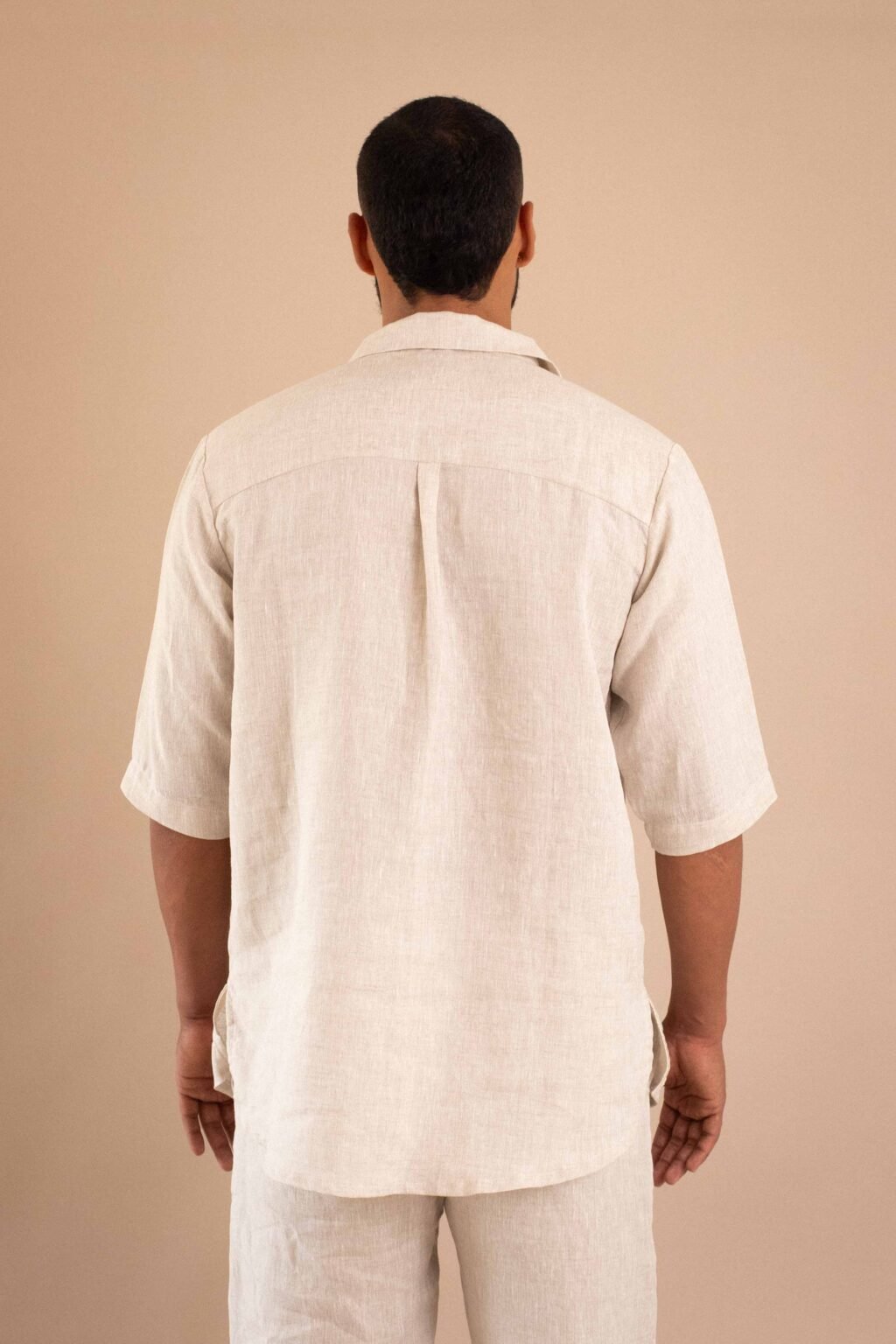 Camisa Tierra de lino color natural, con cuello en V y mangas 3/4.
