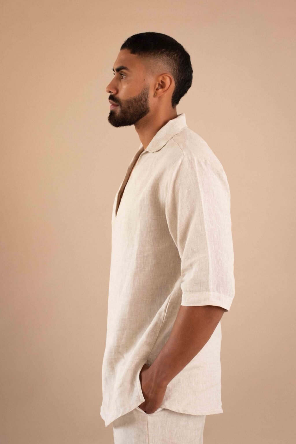 Camisa Tierra de lino color natural, con cuello en V y mangas 3/4.