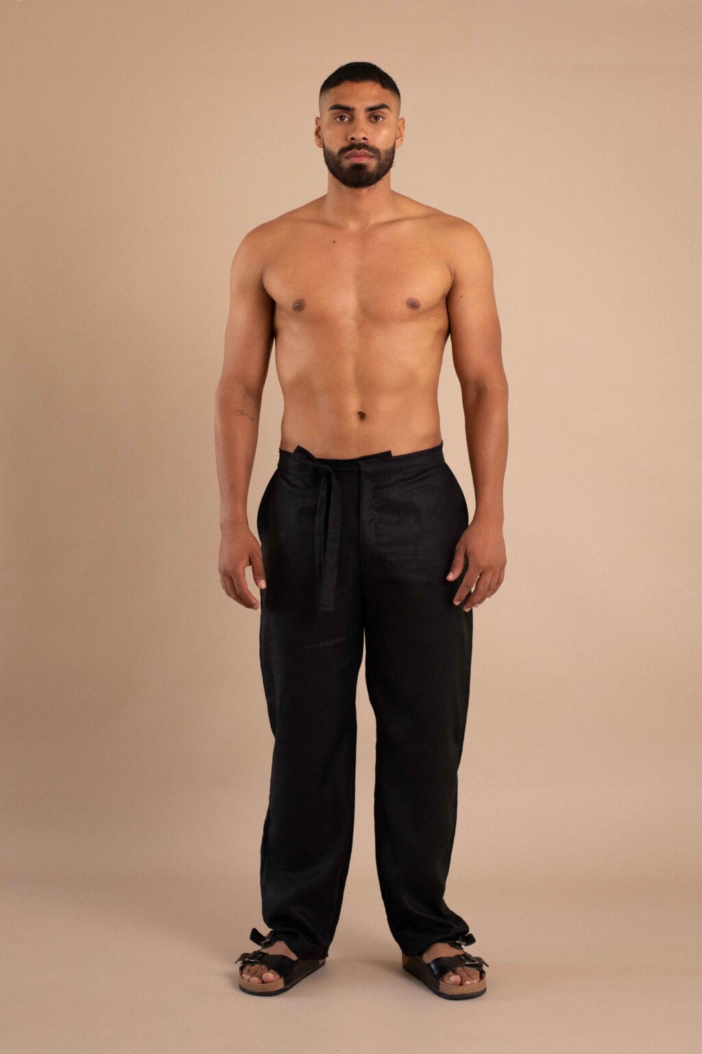 Pantalón Tierra, pantalón de lino para hombre color natural con cinturón.