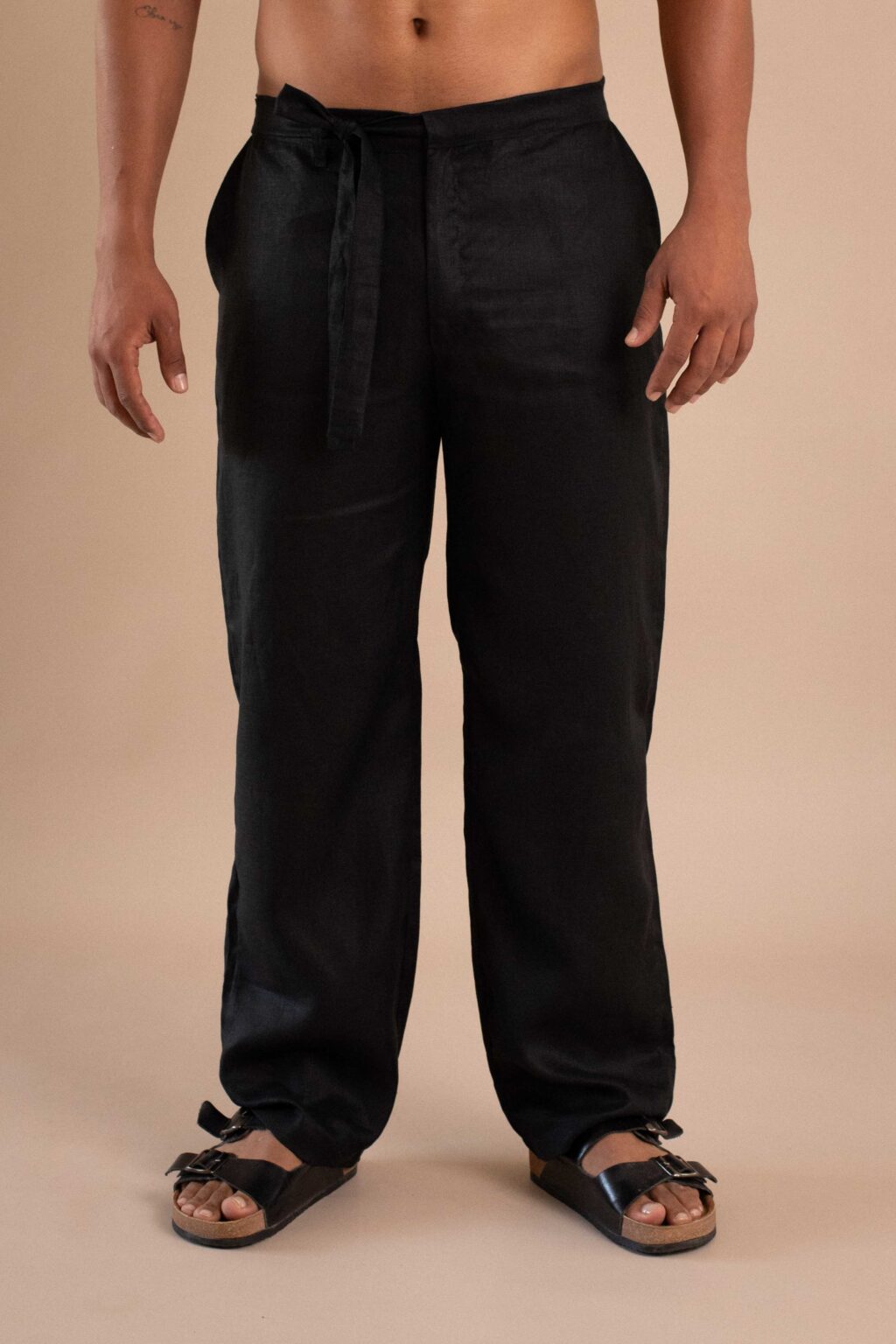 Pantalón Tierra, pantalón de lino para hombre color natural con cinturón.