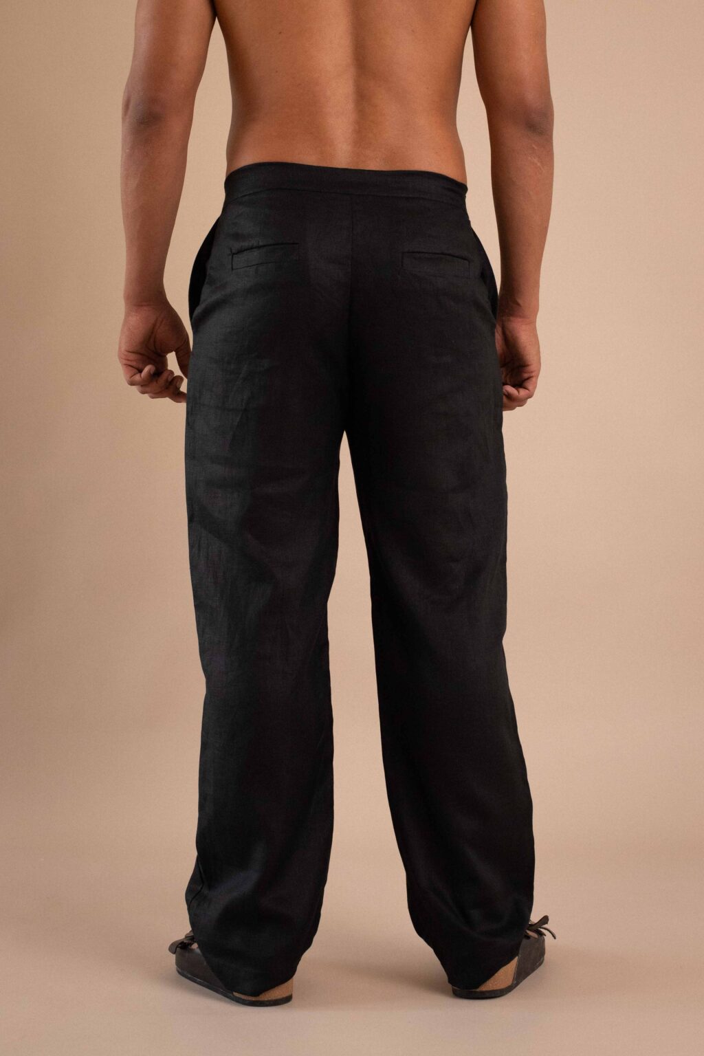 Pantalón Tierra, pantalón de lino para hombre color natural con cinturón.