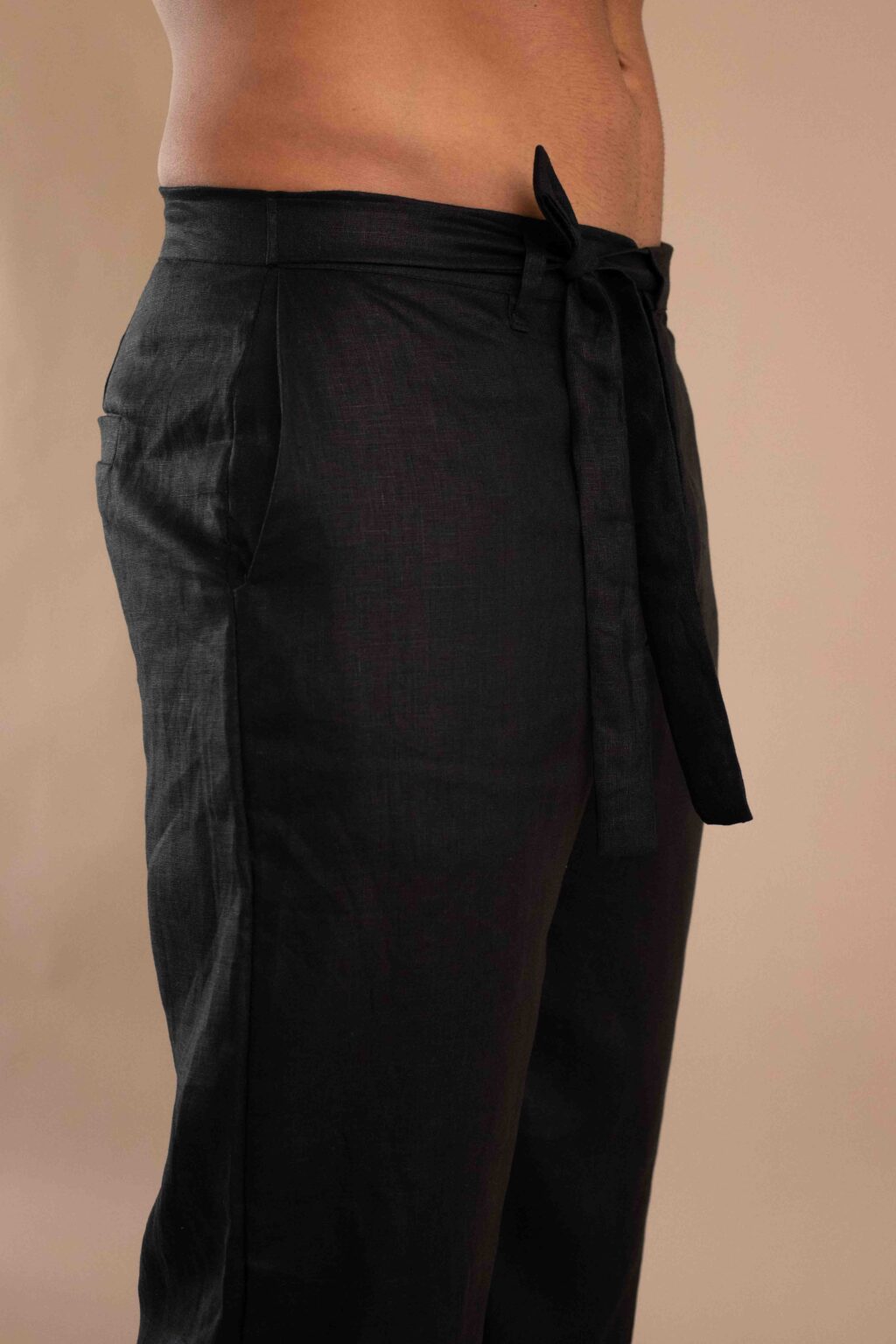 Pantalón Tierra, pantalón de lino para hombre color natural con cinturón.