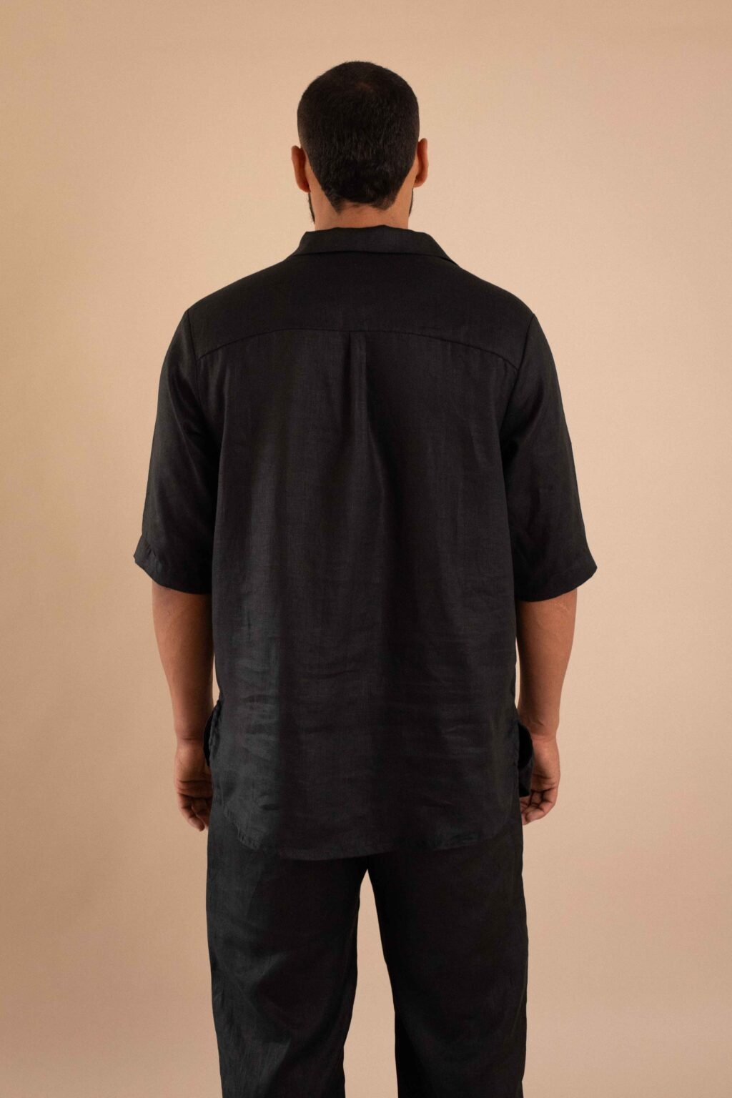 Camisa Tierra de lino color natural, con cuello en V y mangas 3/4.