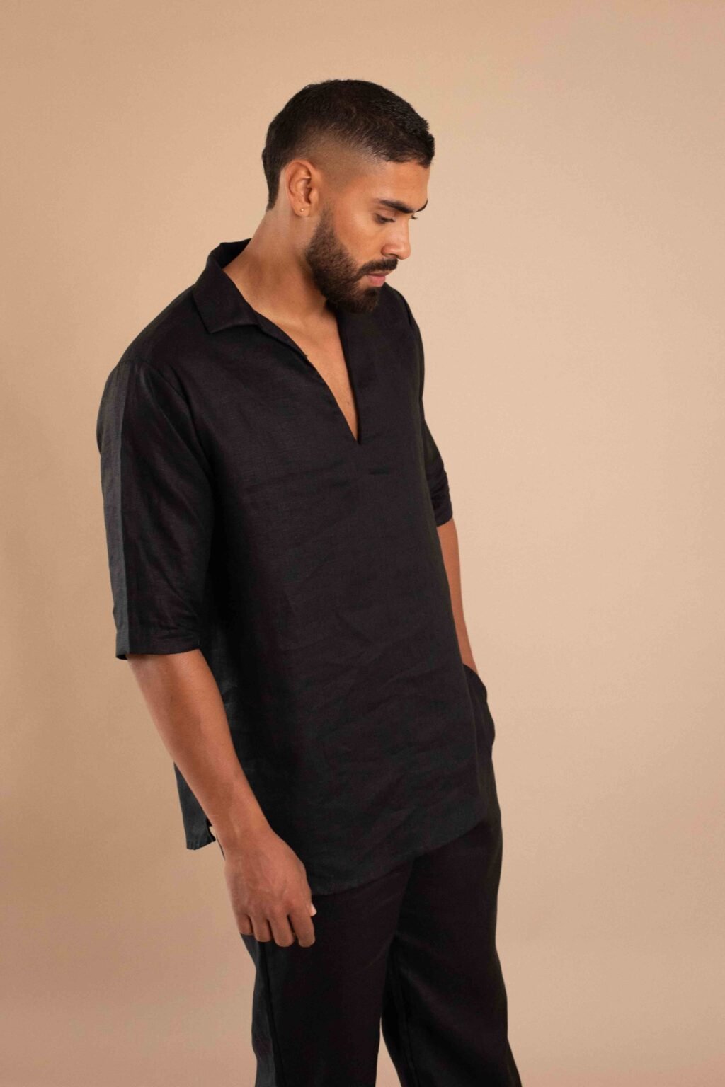 Camisa Tierra de lino color natural, con cuello en V y mangas 3/4.