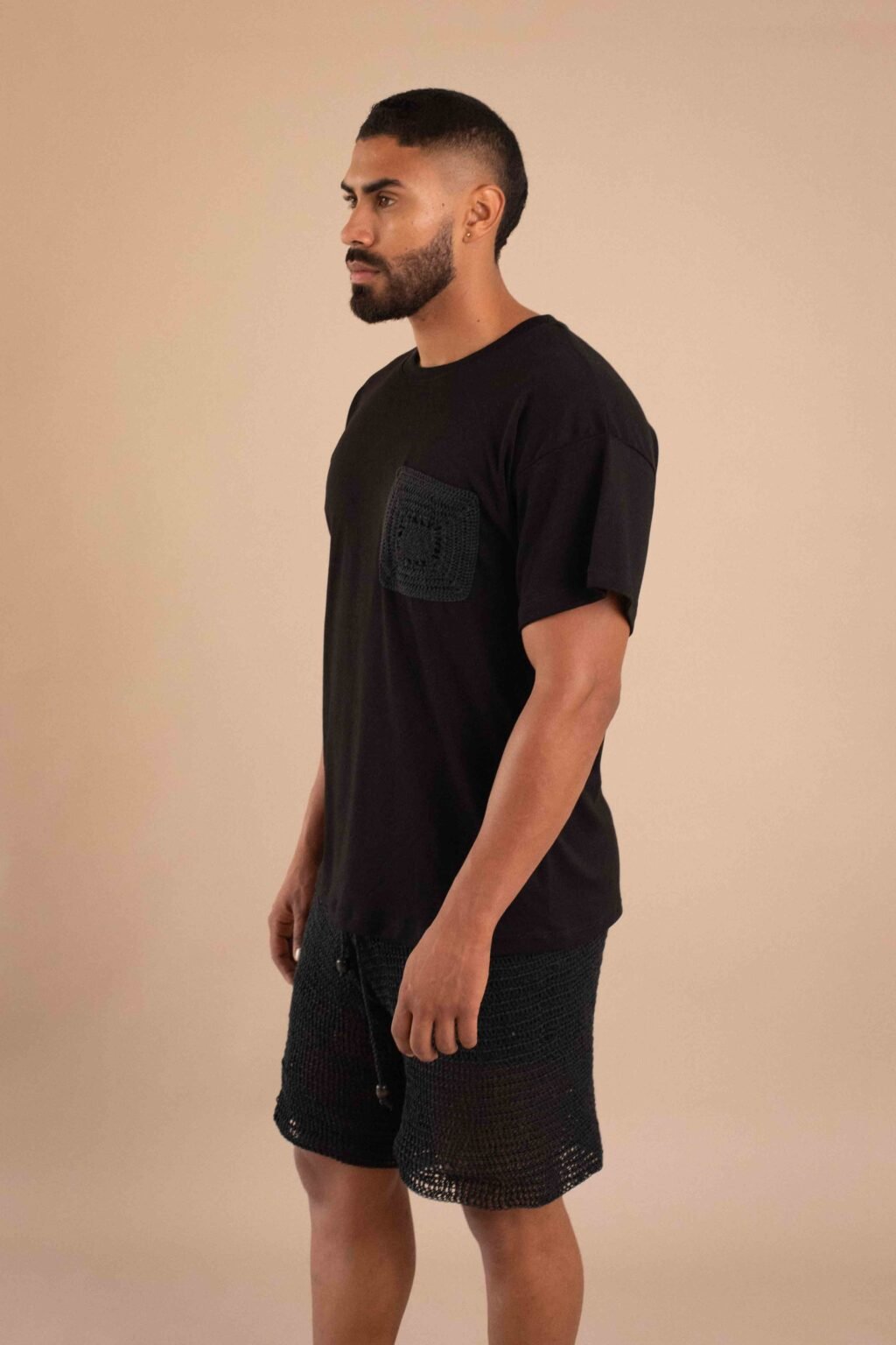 Camiseta Tiempo negra de algodón pima con bolsillo tejido artesanal en el pecho.