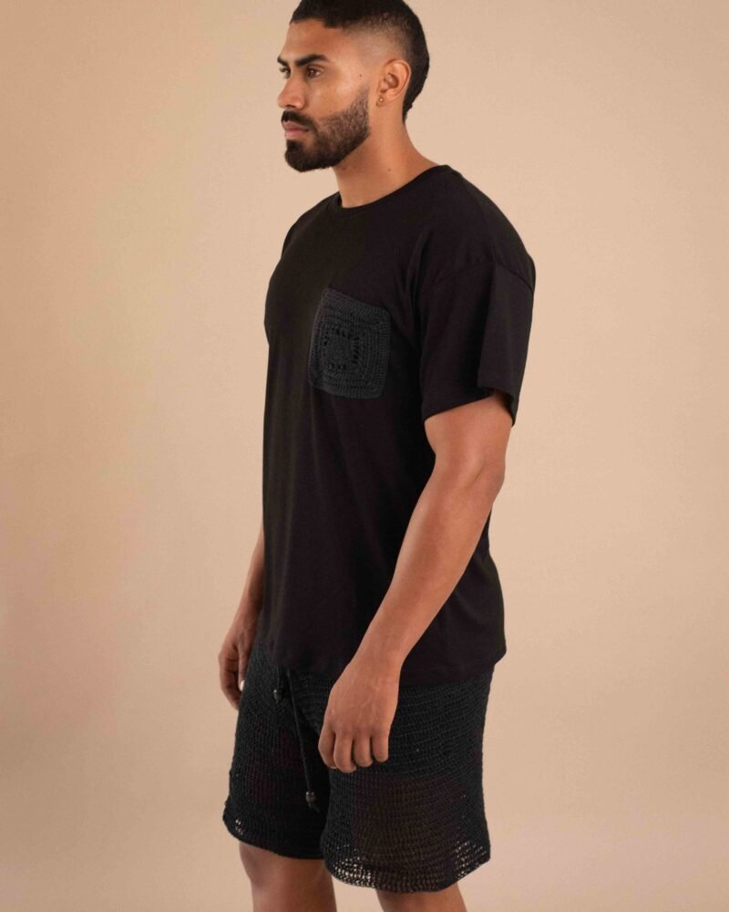 Camiseta Tiempo negra de algodón pima con bolsillo tejido artesanal en el pecho.