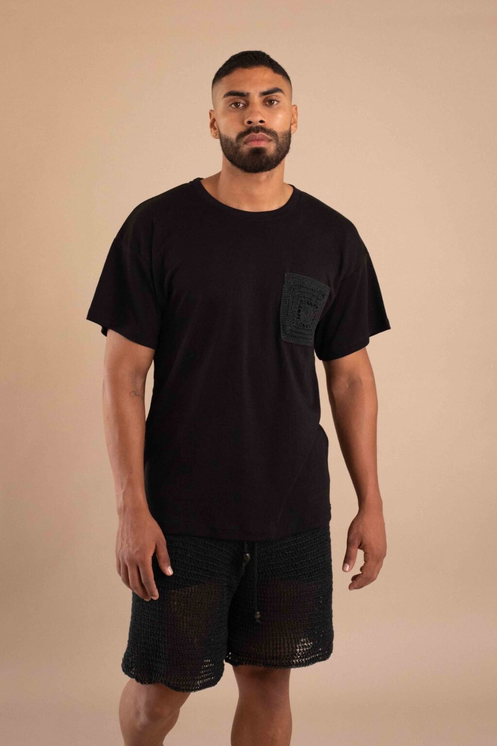Camiseta Tiempo negra de algodón pima con bolsillo tejido artesanal en el pecho.
