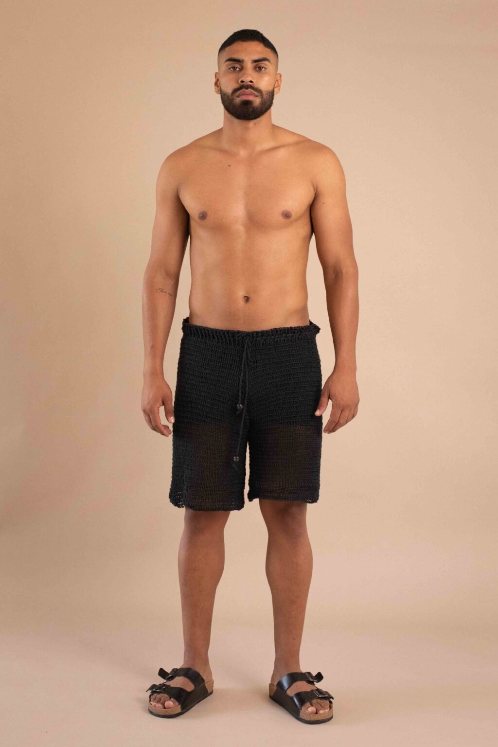 Short Arcilla, short de crochet para hombre color natural con cordón.